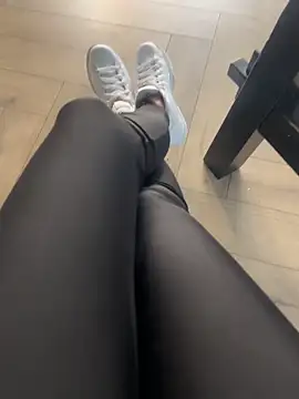 Snapshot of FeetVibe chatting on November 5, 2025, 8:28 am FeetVibe online show from November 5, 2025, 8:28 am