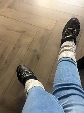 Snapshot of FeetVibe chatting on October 15, 2025, 6:44 am FeetVibe online show from October 15, 2025, 6:44 am