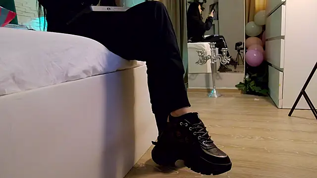 Snapshot of FeetVibe chatting on December 5, 2025, 8:24 am FeetVibe online show from December 5, 2025, 8:24 am