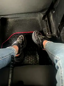 Snapshot of FeetVibe chatting on October 10, 2025, 5:52 am FeetVibe online show from October 10, 2025, 5:52 am