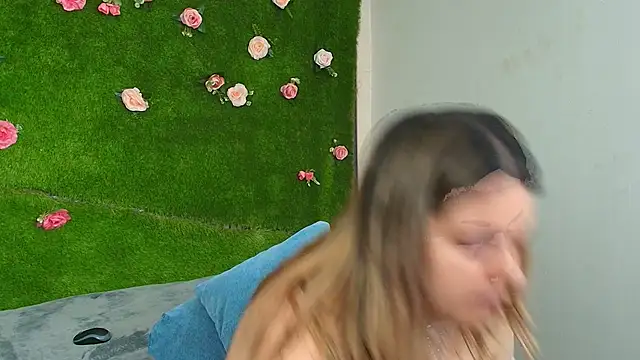 Huge Titties  online show from May 18, 2026, 1:05 pm