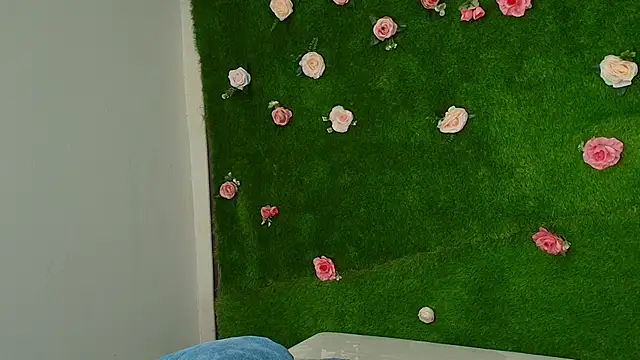 Huge Titties  online show from January 6, 2026, 5:39 pm