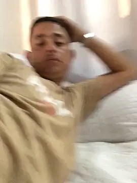 isacalejandroo online show from February 15, 2025, 4:34 pm