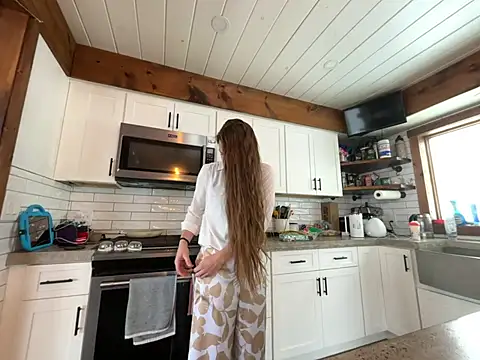 MissSwitch online show from January 16, 2025, 3:45 pm