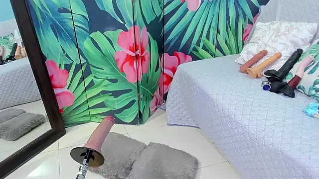 Mieldeluna online show from February 10, 2026, 5:28 am