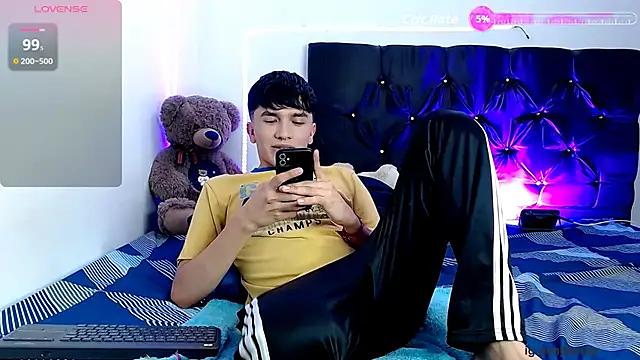 Snapshot of benji_hoter chatting on November 13, 2025, 10:02 pm benji hoter online show from November 13, 2025, 10:02 pm