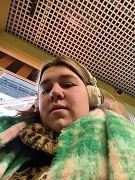 Snapshot of SuzieMurray chatting on March 21, 2025, 8:17 am SuzieMurray online show from March 21, 2025, 8:17 am