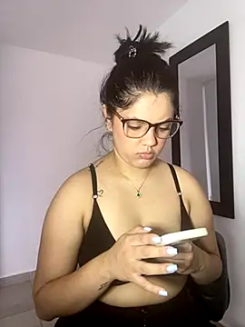 kimberlyhills1 online show from October 16, 2025, 7:22 pm