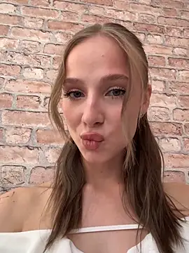 Snapshot of CaseyStar chatting on November 21, 2025, 11:42 am CaseyStar online show from November 21, 2025, 11:42 am