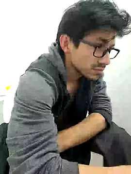 charlesss19 online show from February 26, 2025, 11:11 am