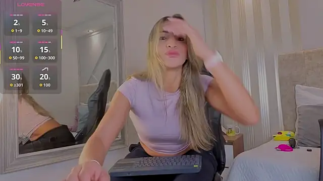 Snapshot of Tayra_Pradit chatting on December 16, 2025, 1:48 pm Tayra Pradit online show from December 16, 2025, 1:48 pm