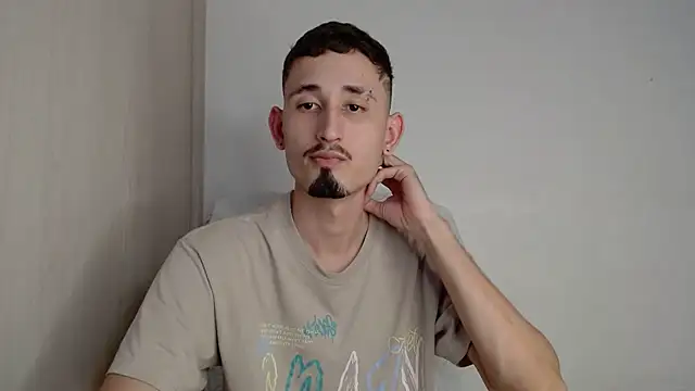 Snapshot of enzo_0814 chatting on March 21, 2025, 3:24 pm enzo 0814 online show from March 21, 2025, 3:24 pm