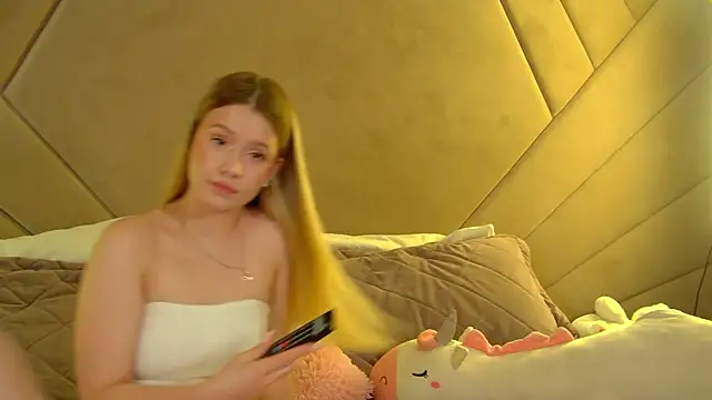MilanaBalmain online show from May 17, 2026, 4:23 am