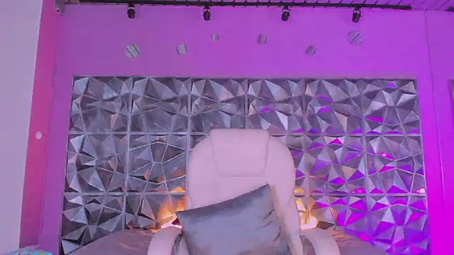 keendaall online show from March 12, 2025, 12:47 pm