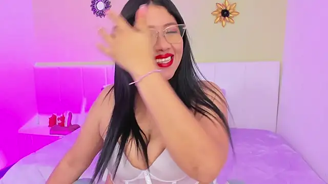 Snapshot of estrella_bigboobs14 chatting on October 1, 2025, 6:23 pm estrella bigboobs14 online show from October 1, 2025, 6:23 pm