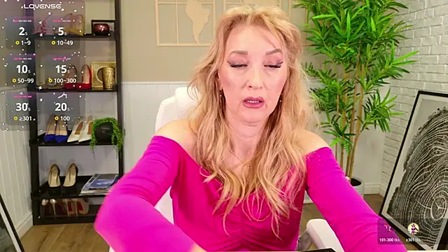 Snapshot of LadyLeea chatting on April 10, 2026, 4:52 am LadyLeea online show from April 10, 2026, 4:52 am