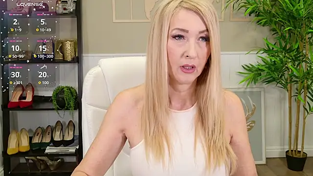 Snapshot of LadyLeea chatting on November 24, 2025, 5:07 am LadyLeea online show from November 24, 2025, 5:07 am