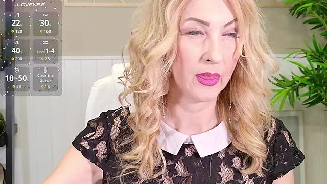 Snapshot of LadyLeea chatting on November 17, 2025, 5:33 am LadyLeea online show from November 17, 2025, 5:33 am