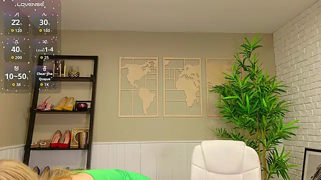 Snapshot of LadyLeea chatting on April 15, 2026, 4:40 am LadyLeea online show from April 15, 2026, 4:40 am