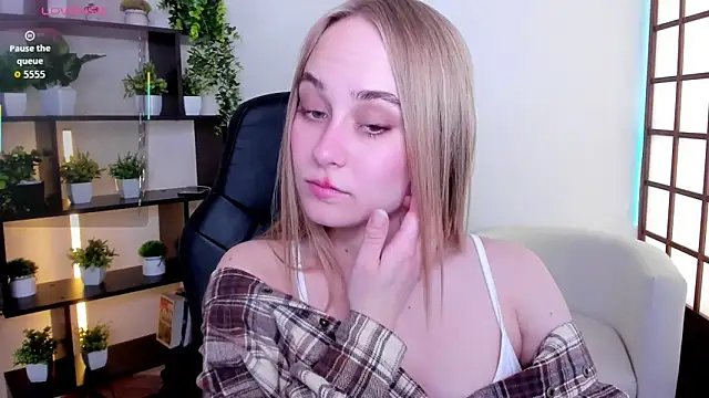 LianaBright online show from May 16, 2026, 1:37 am