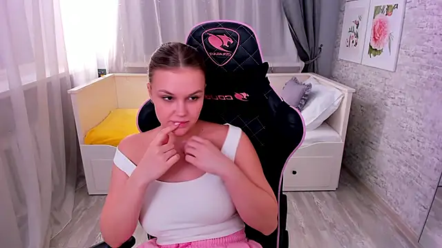 Snapshot of KiraDaring chatting on February 8, 2025, 1:22 am KiraDaring online show from February 8, 2025, 1:22 am