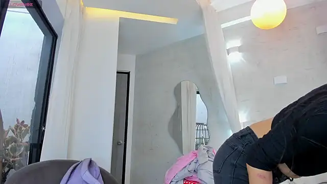 Venusflame   online show from September 15, 2025, 12:38 pm