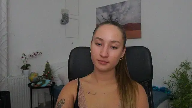 Snapshot of magic___smile chatting on December 17, 2024, 2:00 pm magic smile online show from December 17, 2024, 2:00 pm