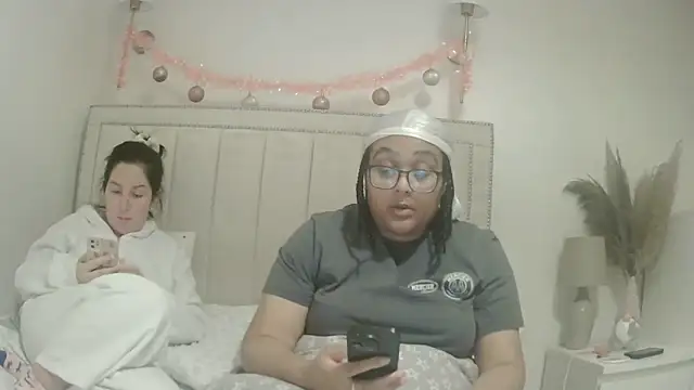 vanilla chocolate23 online show from December 18, 2025, 8:23 pm