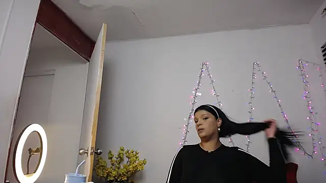 Nicol Love0 online show from November 24, 2025, 12:27 pm