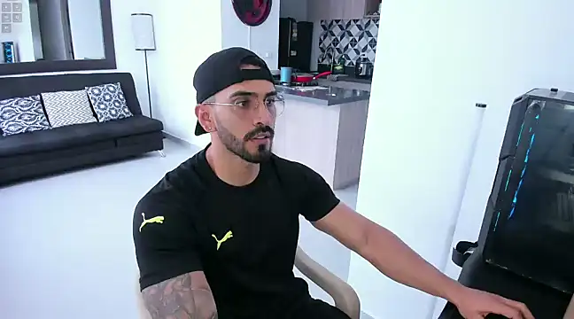 Snapshot of tony_muscle chatting on February 10, 2025, 8:31 pm tony muscle online show from February 10, 2025, 8:31 pm