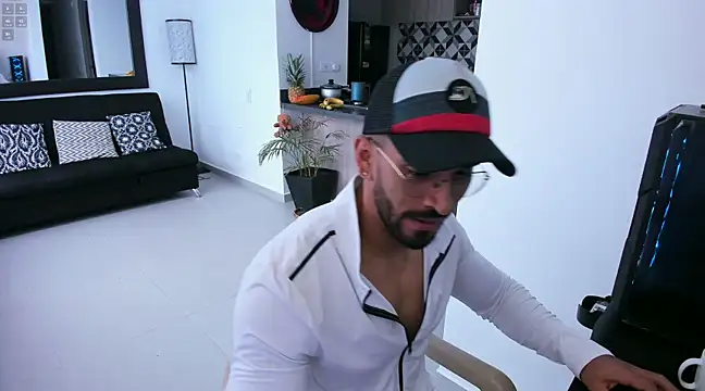Snapshot of tony_muscle chatting on February 9, 2025, 12:52 pm tony muscle online show from February 9, 2025, 12:52 pm