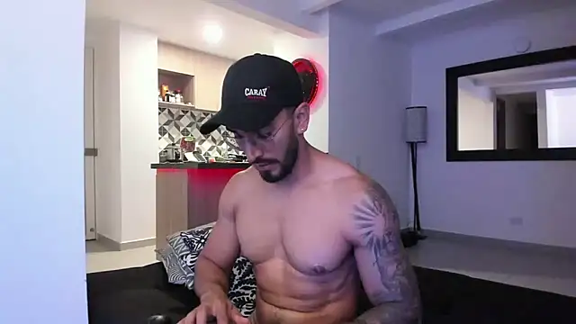 Snapshot of tony_muscle chatting on February 28, 2025, 1:15 am tony muscle online show from February 28, 2025, 1:15 am