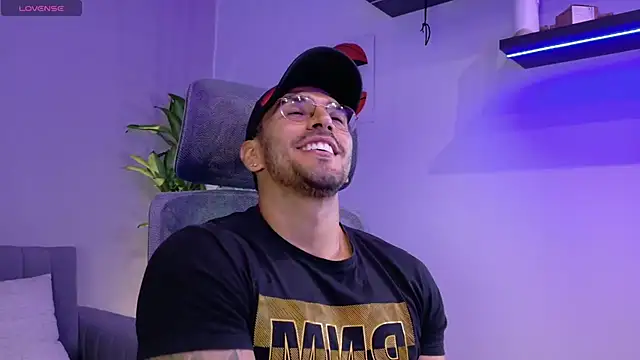 Snapshot of tony_muscle chatting on June 27, 2026, 9:43 pm tony muscle online show from June 27, 2026, 9:43 pm