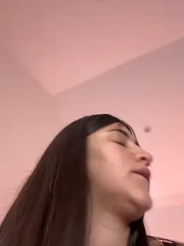 AhriCutte online show from November 19, 2025, 5:02 pm