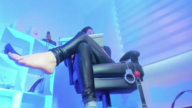 charlotte joliedart online show from October 28, 2025, 10:09 pm