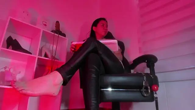 charlotte joliedart online show from February 3, 2026, 10:15 pm