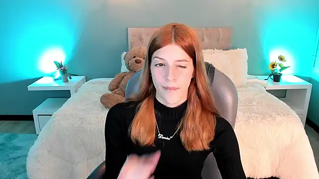 Nora Vennucci online show from November 7, 2025, 8:02 pm