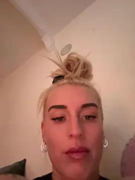 Snapshot of Barbie_26 chatting on December 10, 2024, 9:44 am Barbie 26 online show from December 10, 2024, 9:44 am