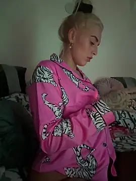 Snapshot of Barbie_26 chatting on December 7, 2024, 8:22 pm Barbie 26 online show from December 7, 2024, 8:22 pm