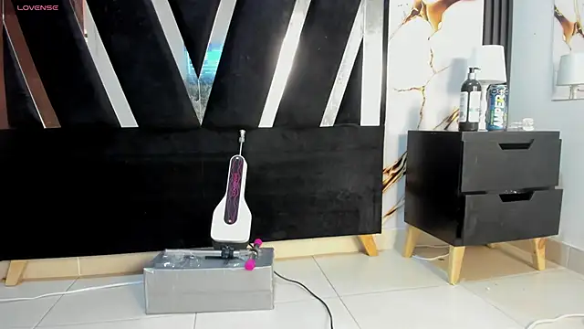 Snapshot of KarinaSimonz chatting on December 19, 2025, 7:49 pm KarinaSimonz online show from December 19, 2025, 7:49 pm