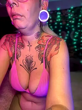 Snapshot of GoldieBakeman chatting on November 19, 2025, 6:41 pm GoldieBakeman online show from November 19, 2025, 6:41 pm