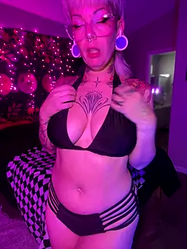 Snapshot of GoldieBakeman chatting on November 25, 2025, 7:03 pm GoldieBakeman online show from November 25, 2025, 7:03 pm