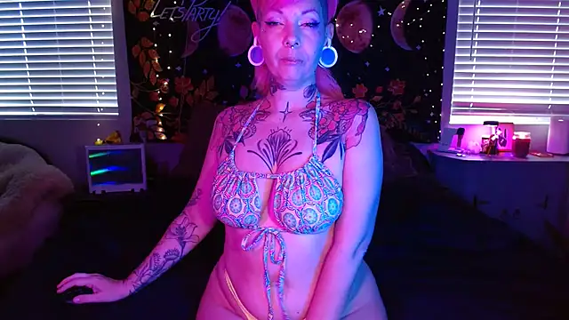 Snapshot of GoldieBakeman chatting on March 18, 2025, 8:37 pm GoldieBakeman online show from March 18, 2025, 8:37 pm