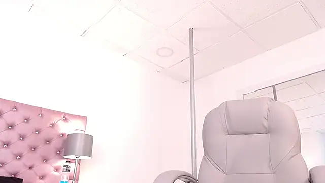 Snapshot of Aleja_gh1 chatting on February 13, 2025, 7:42 pm Aleja gh1 online show from February 13, 2025, 7:42 pm