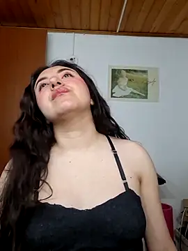 Snapshot of Emi_chik chatting on April 9, 2026, 10:43 am Emi chik online show from April 9, 2026, 10:43 am