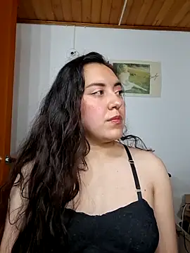 Snapshot of Emi_chik chatting on June 18, 2026, 5:28 am Emi chik online show from June 18, 2026, 5:28 am