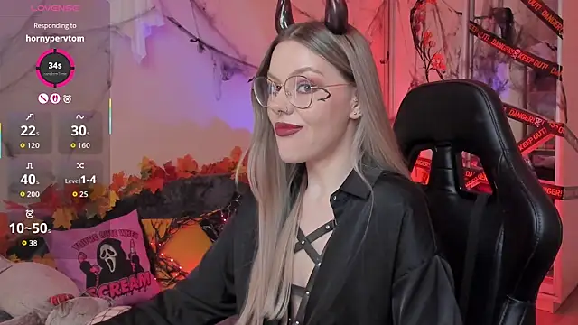 Marta May  online show from October 28, 2025, 5:01 pm