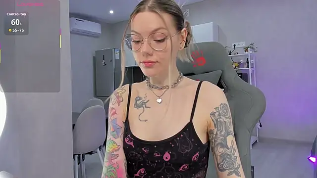 Snapshot of Marta_May_ chatting on April 28, 2026, 12:09 pm Marta May online show from April 28, 2026, 12:09 pm