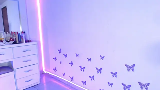 April sexycurvi online show from March 17, 2026, 7:55 am