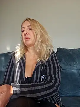 Snapshot of MariaRichi_ chatting on November 8, 2025, 8:18 am MariaRichi online show from November 8, 2025, 8:18 am